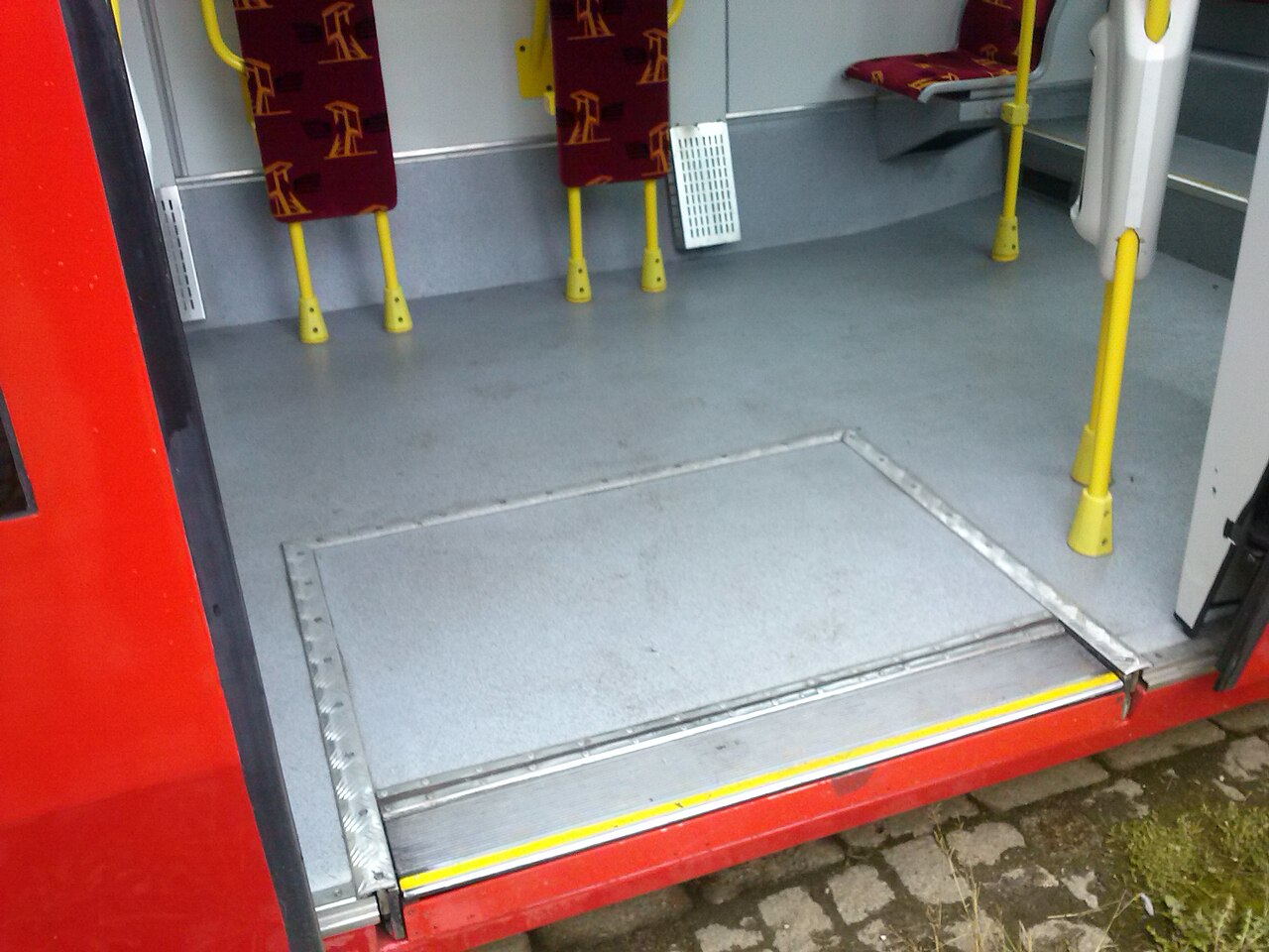 Ram pada lantai trem yang siap diturunkan di peron