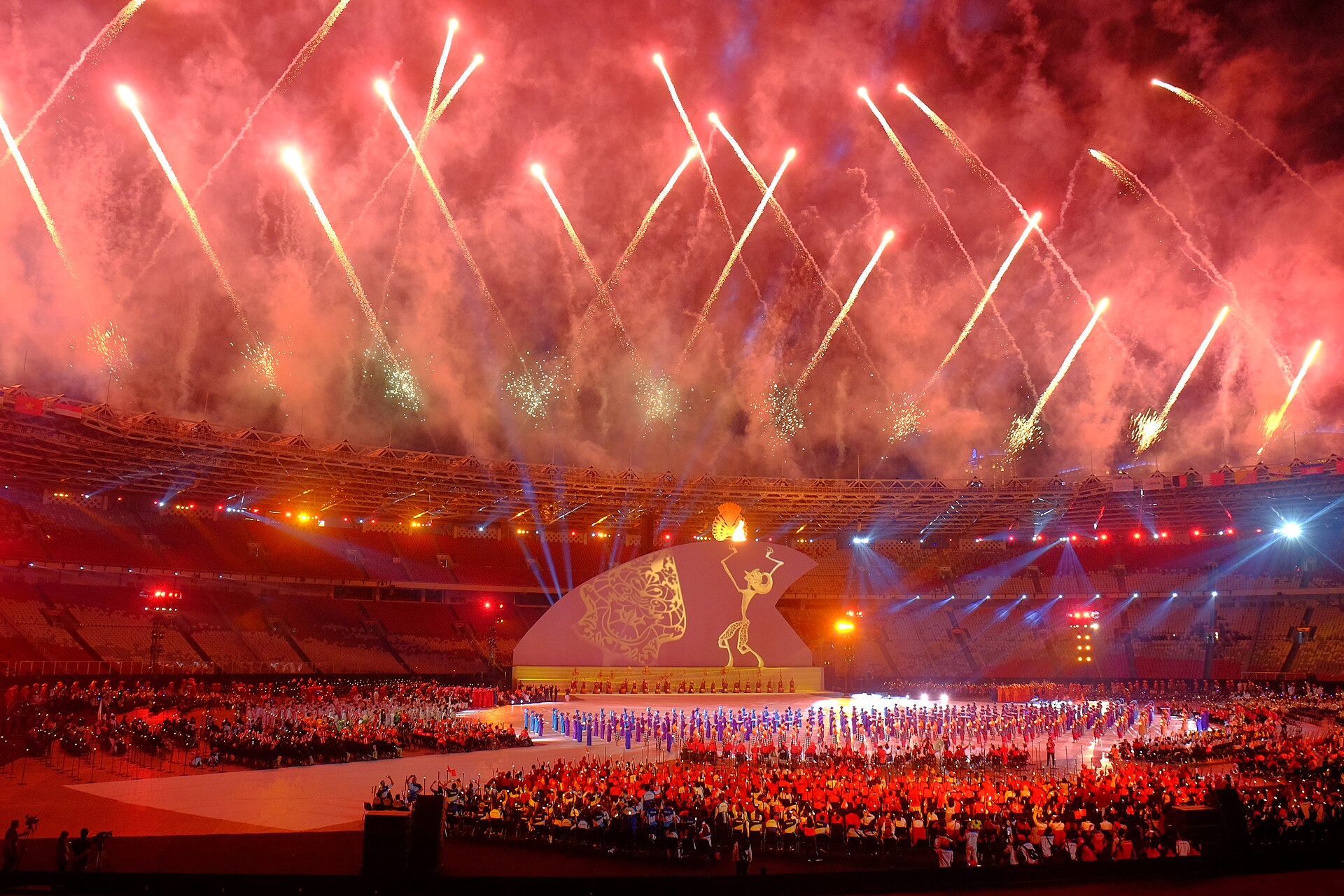 Upacara penutupan Asian Para Games dengan kembang api di atas stadion