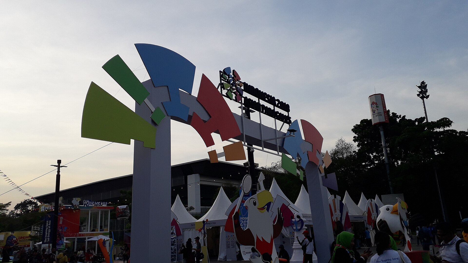 Gerbang berwarna di kawasan penyelenggaraan Asian Para Games